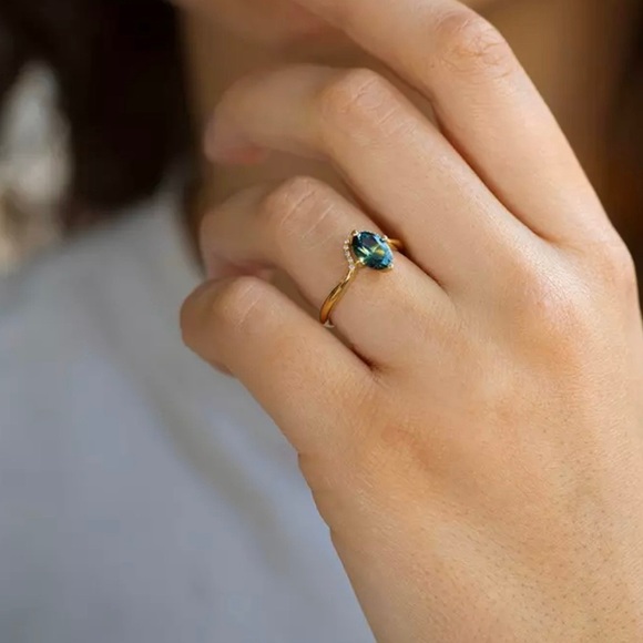 Sparkling Ombre Green Topaz Oval Crystal Gold Ring - Picture 4 of 4